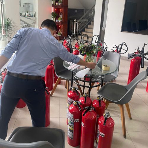 Bình chữa cháy được bàn giao cho khách hàng. Sản phẩm đảm bảo đạt yêu cầu an toàn PCCC