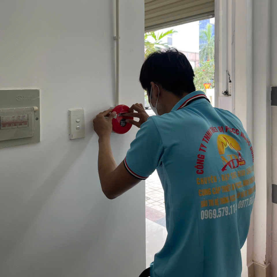 Đội ngũ kỹ thuật của PCCC Ngọc dũng đang tiens hành kiểm tra bảo trì hệ thống PCCC cho khách hàng Đội ngũ kỹ thuật của PCCC Ngọc dũng đang tiens hành kiểm tra bảo trì hệ thống PCCC cho khách hàng