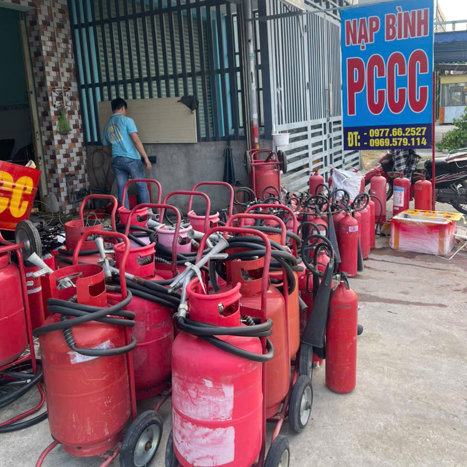 PCCC Ngọc Dũng nhập nạp sạc tất cả các loại bình bột, bình CO2, bình lớn nhỏ từ 6kg, 8kg, 24kg.... PCCC Ngọc Dũng nhập nạp sạc tất cả các loại bình bột, bình CO2, bình lớn nhỏ từ 6kg, 8kg, 24kg....